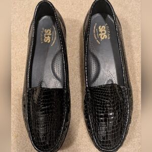 SAS Women's Simplify Slip-On Loafer in Black Croc Wide